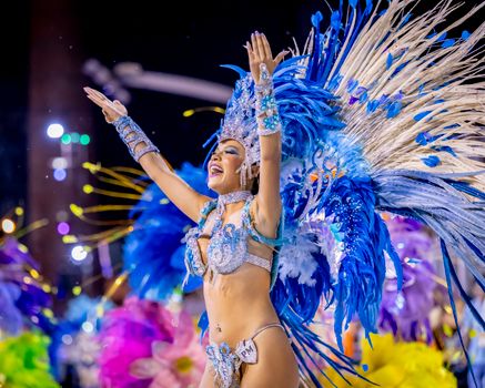 Vriendinnen in trendy 2026 festival outfits met metallic, boho en sporty details op een zomers buitenfestival in Nederland