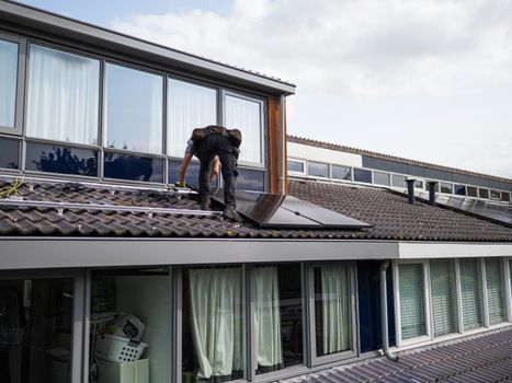 Huishouden in regio Centraal bekijkt energierekening en opbrengst van zonnepanelen na nieuws over de salderingsregeling