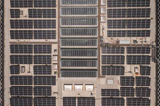 Zonnepanelen op een Nederlands dak met rekenvoorbeeld over terugverdientijd volgens Milieu Centraal