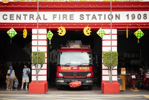 Brandweer bij een uitruk op het Stationsplein rond Amsterdam Centraal met afzetting en hulpdiensten