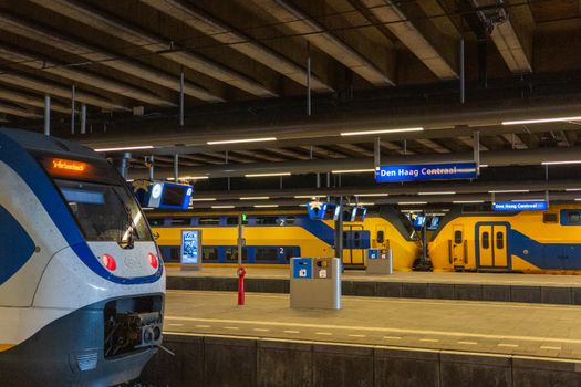 Reizigers op Den Haag Centraal nu centraal station den haag weer open is na een tijdelijke afsluiting