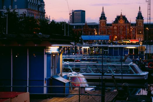 Open koffer met kleding, accessoires en tech voor een weekend weg, stedentrip en zonvakantie