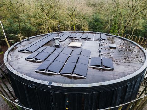 Plat dak van een woning met sedumbeplanting en zonnepanelen naast elkaar