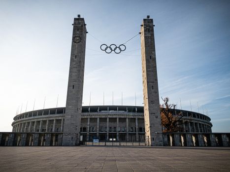 Tv-scherm met overzicht van het olympische spelen programma vandaag en Nederlandse wintersportonderdelen