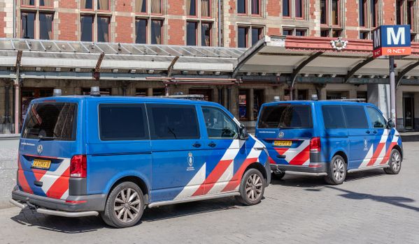 Politie Beverwijk meldingen bij verkeersafzetting op de Breestraat met politieauto en zwaailichten