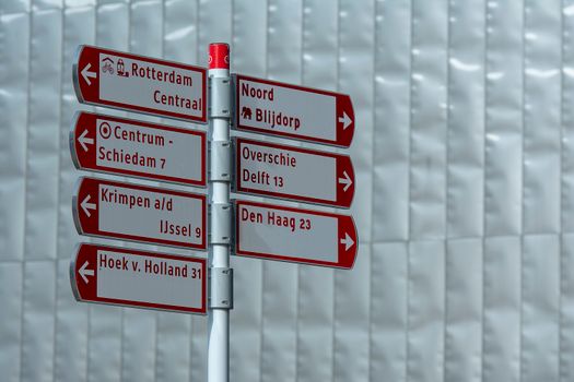 Politieauto bij station Schiedam Centrum voor politie Schiedam nieuws over ongeval en inzet in de avond