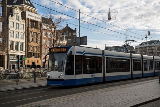 Overzichtsbeeld van RTL 4 Nieuws naast NOS, NU.nl, AD, Telegraaf en Teletekst op schermen