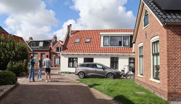 Stel aan de keukentafel maakt financiële en praktische afspraken over samenwonen