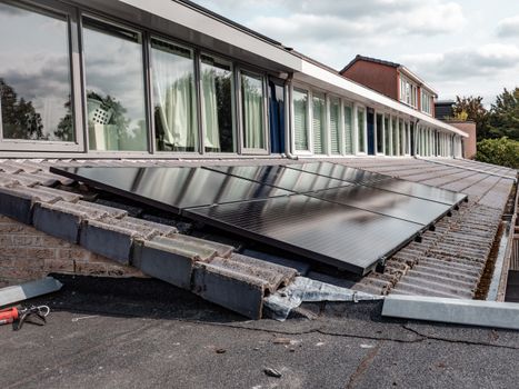 Huishouden met zonnepanelen op het dak en een thuisbatterij in de meterkast, als illustratie bij de vraag of dit in 2026 rendabel is