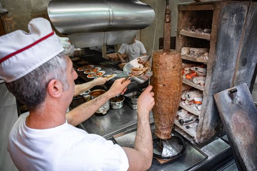 Beste doner centraal met vers gesneden vlees, warm brood, salade en saus in een drukke centrumzaak