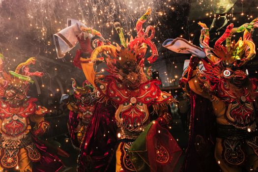 Feestvierders in kleurrijke kostuums tijdens carnaval 2026 op een druk plein in de regio Centraal