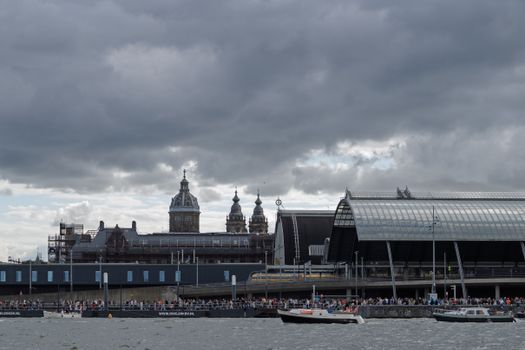 Donkere buienlucht boven Stationsplein in Centraal: daar gaan ze weer met plassen op straat