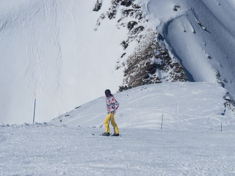 Halfpipe snowboarden vrouwen olympische winterspelen 2026 met snowboardster hoog boven de rand van de pipe