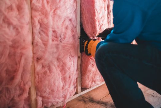 Huiseigenaar bespreekt offerte voor woningisolatie en subsidie met isolatiebedrijf aan de keukentafel