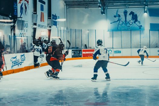 IJshockey olympische winterspelen 2026 met spelers op het ijs tijdens een olympische wedstrijd