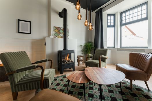 Warme woonkamer met aardetinten, ronde meubels en natuurlijke materialen volgens de interieur trend 2026