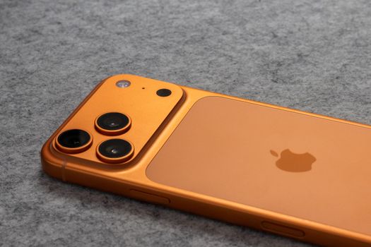 Dunne iPhone 17 Air naast een ouder iPhone-model in een vergelijkende productafbeelding