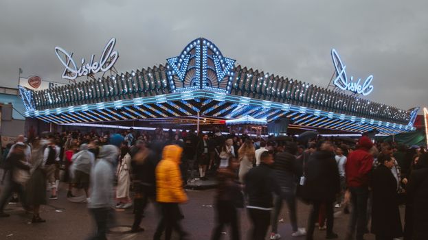 Suikerfeest 2026 in regio Centraal met families op straat en feestelijke zoetigheden na het ochtendgebed