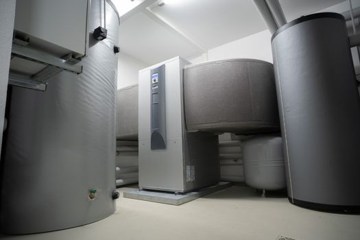 Bestaande woning met buitenunit van een warmtepomp voor cv zonder gasaansluiting