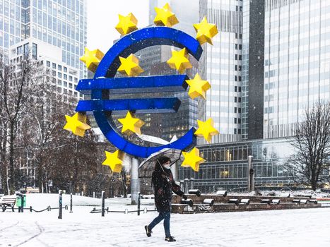 Satellietbeeld van weer centraal europa met buien boven Duitsland en drukte richting de Alpen