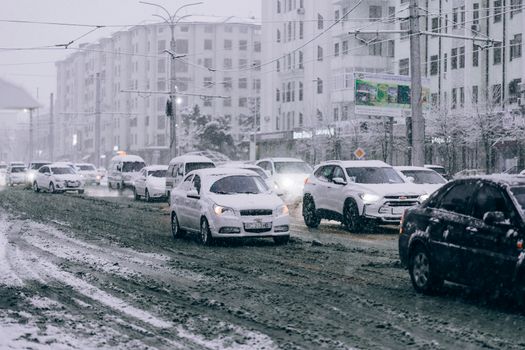 Wekker en analoge klok tijdens zomertijd 2026 met vooruitgezette tijd