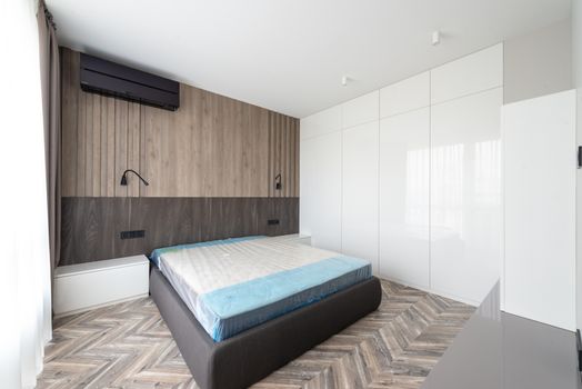 Stille airco in een moderne slaapkamer met uitleg over decibel, koelvermogen en slaapcomfort