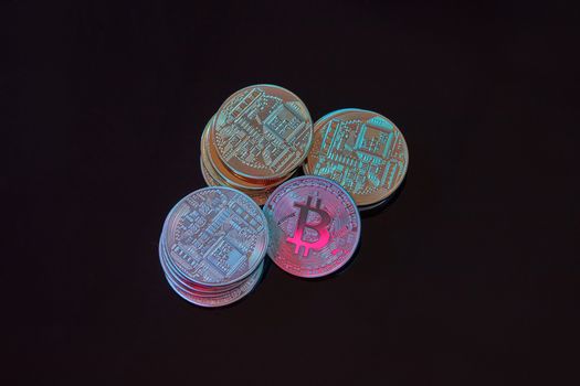 Grafiek van de bitcoin koers op een scherm met eurobiljetten en rekenmachine erbij