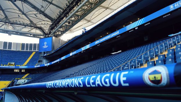 Champions League kijken in een sportcafé in Centraal met fans, grote schermen en speelschema in beeld