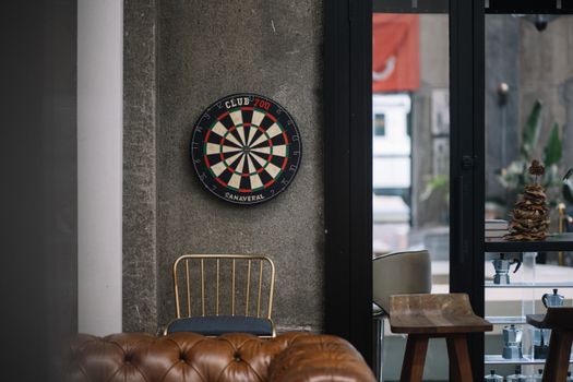 Supporters kijken darts live op groot scherm in sportcafe bij Utrecht Centraal
