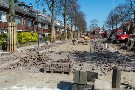 Klimaatvriendelijke achtertuin met regenton, inheemse planten en waterdoorlatende bestrating