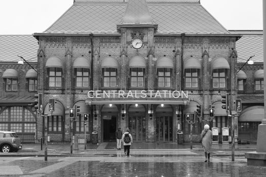 Kijkers in Centraal kiezen thuis tussen een film op Netflix en filmische series op tv