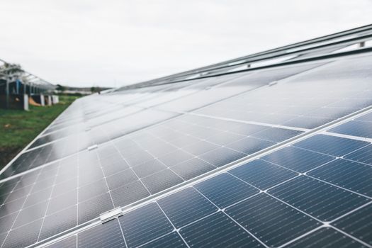 Huiseigenaar bekijkt zonnepanelen op het dak en rekent uit hoeveel panelen nodig zijn voor nul op de meter