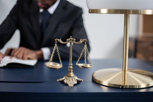 Horoscoop weegschaal financieel vandaag op smartphone naast notitieboek, rekeningen en portemonnee
