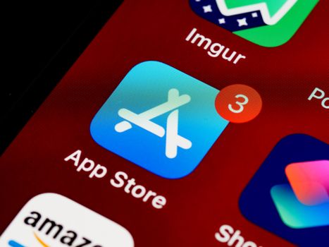 iPhone met iOS update 27 op het scherm tijdens installatie in een stationsomgeving