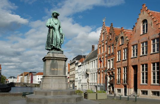 Jan Aalberts in zakelijke setting met beursgrafiek en analyse van zijn geschatte vermogen