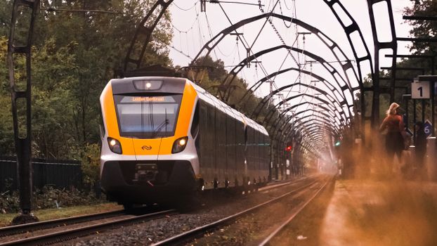 Leiden centraal nieuws bij het stationsplein met reizigers, bussen en vertrekborden rond Leiden Centraal