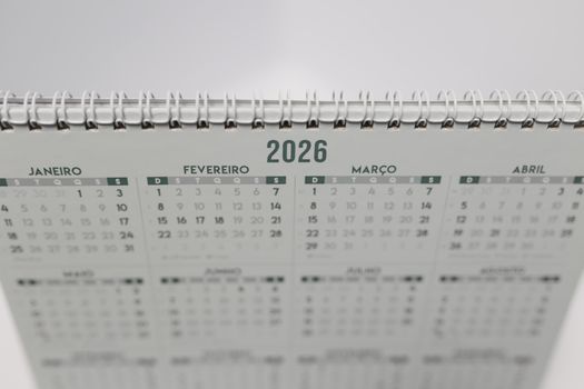 Vrouw bladert in het linda vakantieboek 2026 terwijl ze haar vakantie en vrije dagen plant