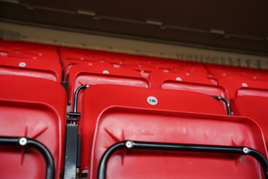 Scorebord met stand Liverpool FC en Premier League-ranglijst op een groot stadionscherm