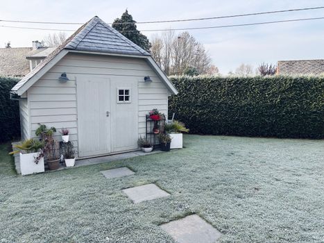 Herfsttuin waarin planten worden afgedekt en de buitenkraan wordt afgesloten voor de winter