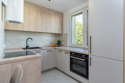 Moderne keukenverbouwing met werkblad, nieuwe kastjes en overzicht van kostenposten