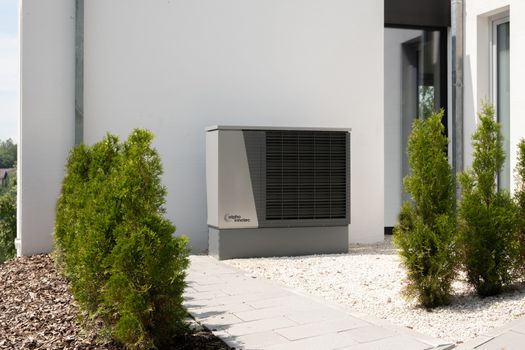 Huiseigenaar bekijkt offerte voor warmtepomp subsidie 2026 in een verduurzamde woning