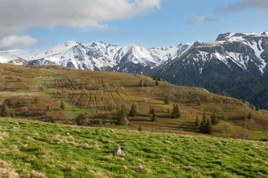 Weer centraal massief frankrijk met lage wolken boven de Puy de Dôme en natte weg richting Clermont-Ferrand