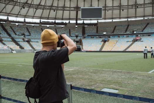 Supporters kijken wk wedstrijden op groot scherm in een sportcafé in regio Centraal